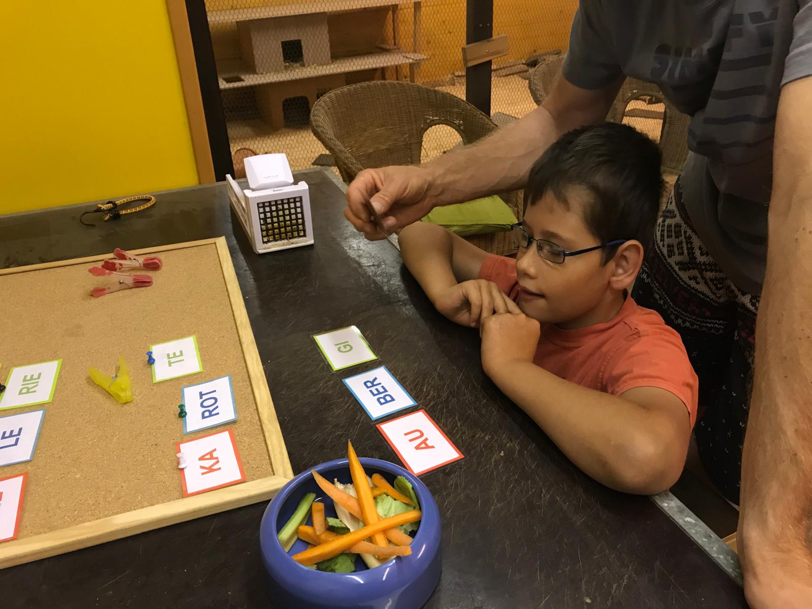 Kind doet activiteit met Matthias