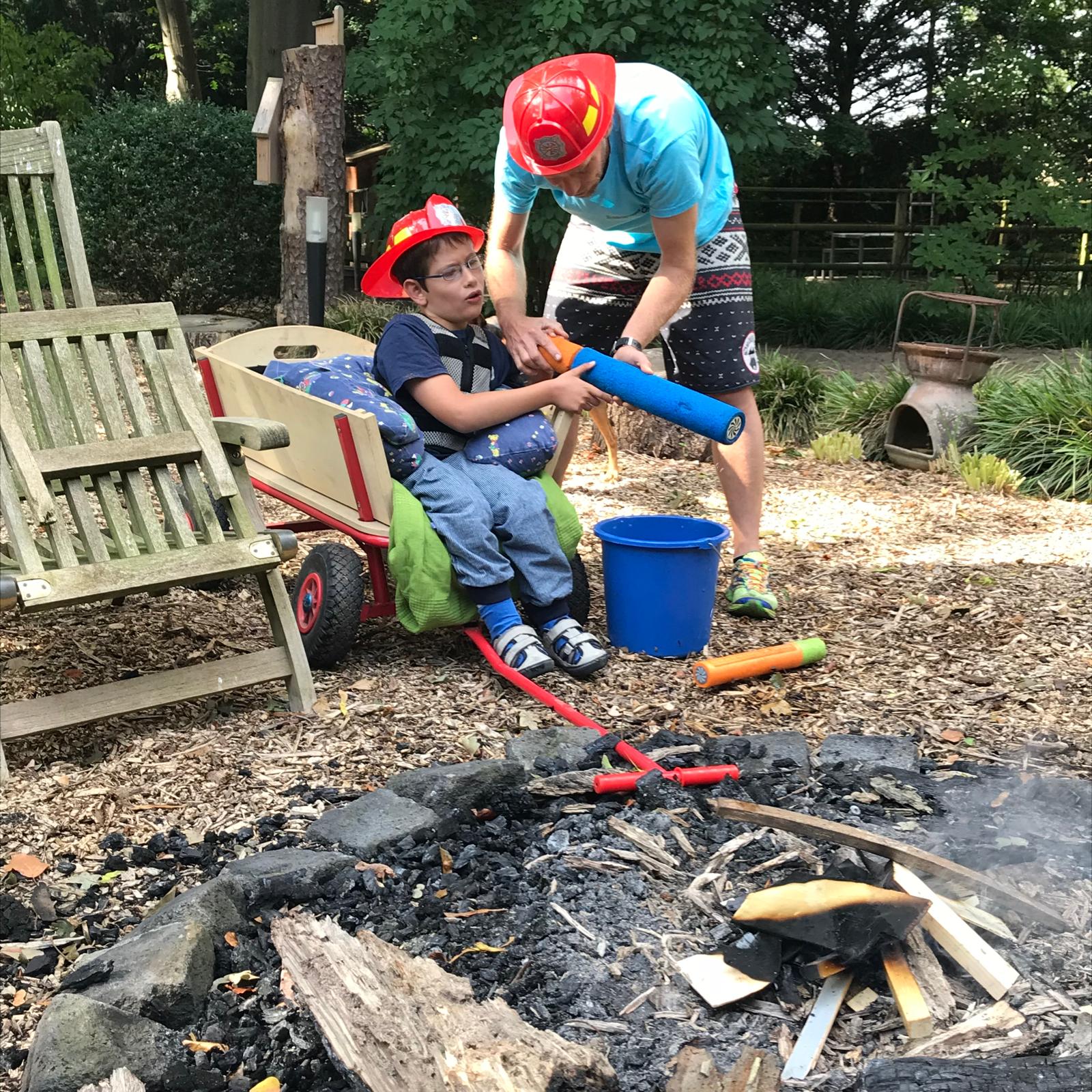 Matthias met kind bij kampvuur
