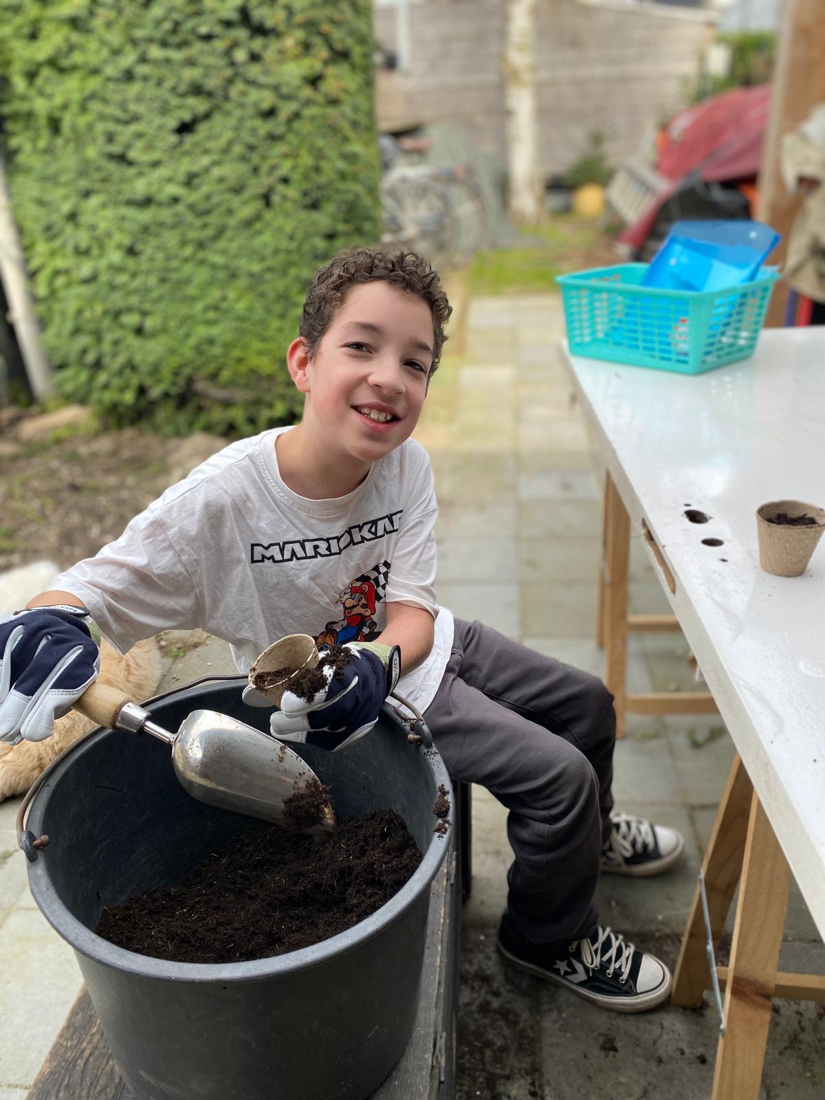 Kind tuiniert met plezier