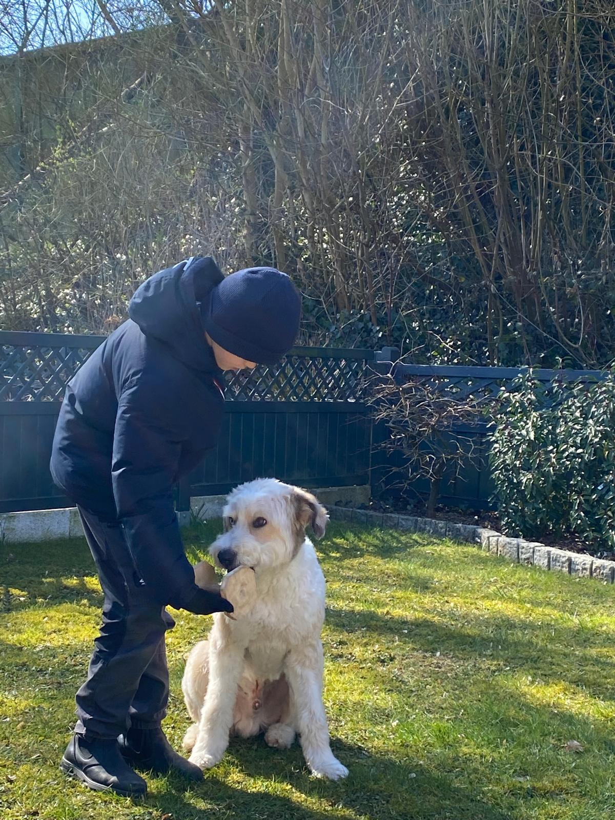 Kind met Sjefke in de tuin