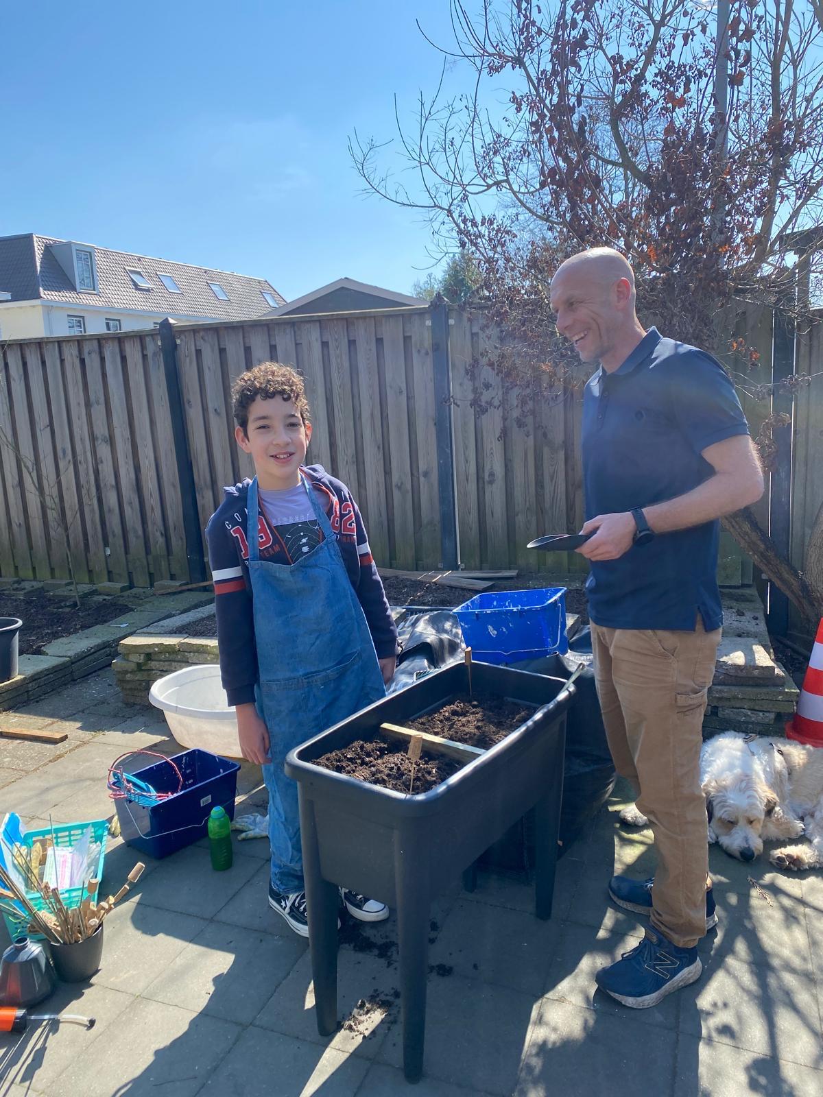 Matthias begeleidt een jonge cliënt